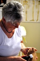 Vreni-Steiner-bei-der-Behandlung