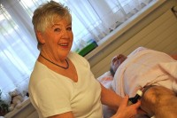 Vreni-Steiner-bei-der-Behandlung2