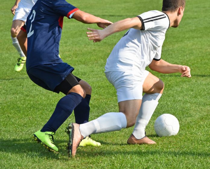 Einer der Gründe für eine Adduktorenzerrung ist eine plötzliche Grätsche beim Fußball. Aber auch Eishockey-Spieler, Hürdenläufer, Skifahrer und Leistungssportler mit intensivem Beintraining sind betroffen