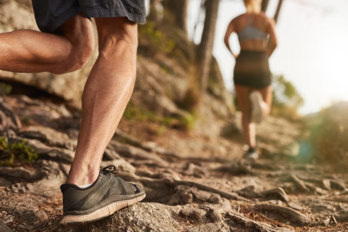 Eine Achillessehnenreizung oder Achillessehnenbeschwerden haben viele Läufer. Damit muss man sich nicht abfinden