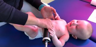 Das Baby genießt die Säuglingsbehandlung mit der Matrix-Rhythmus-Therapie