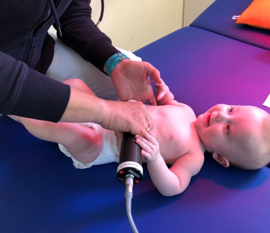 Das Baby genießt die Säuglingsbehandlung mit der Matrix-Rhythmus-Therapie