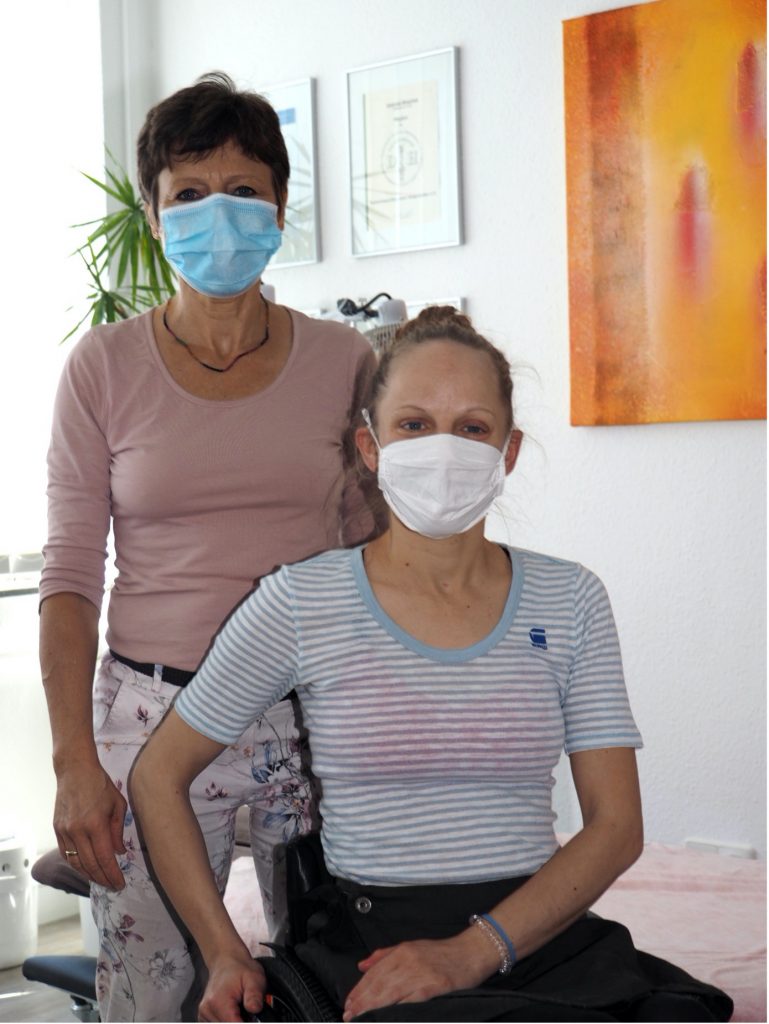 Gabriele Woschek mit ihrer Patientin