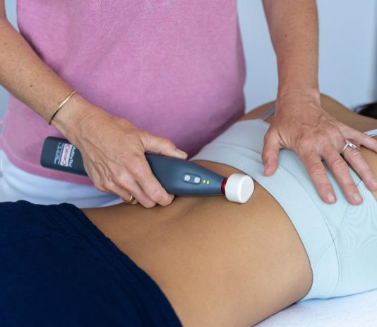 Matrix-Rhythmus-Therapie und Thoraxbehandlung Frau wird von der Therapeutin am Rücken mit der Matrix-Rhythmus-Therapie behandelt - ein typisches Element beim Ablauf einer MaRhyThe Behandlung.