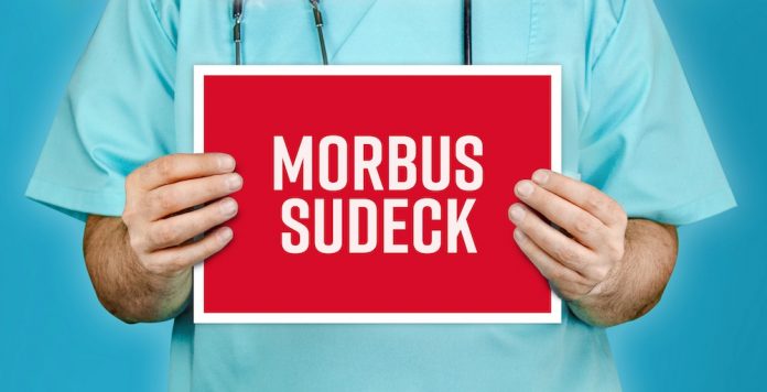 Arzt hält rotes Schild hoch - Morbus Sudeck