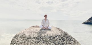 Susanne Peter sitzt hier entspannt am Meer und fokussiert sich auf ihren Atem. Dies können Sie auch bei ihr in ihren Kursen und Einzelsitzungen lernen