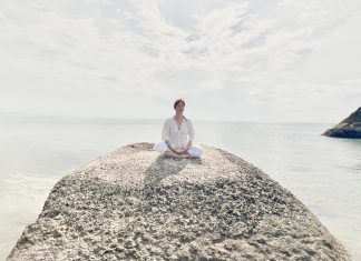 Susanne Peter sitzt hier entspannt am Meer und fokussiert sich auf ihren Atem. Dies können Sie auch bei ihr in ihren Kursen und Einzelsitzungen lernen