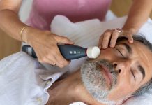 Ein Man wird mit dem Matrixmobil am Kiefer behandelt. Er sieht entspannt aus