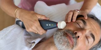 Ein Man wird mit dem Matrixmobil am Kiefer behandelt. Er sieht entspannt aus