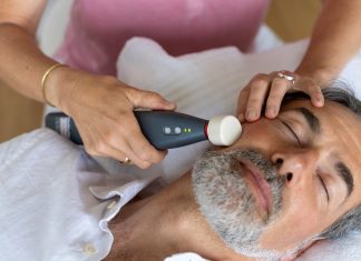 Matrix-Rhythmus-Therapie bei CMD und Beschwerden im zerviko-thorakalen Übergang Ein Man wird mit dem Matrixmobil am Kiefer behandelt. Er sieht entspannt aus