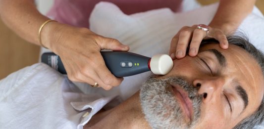 Ein Man wird mit dem Matrixmobil am Kiefer behandelt. Er sieht entspannt aus