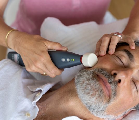 Matrix-Rhythmus-Therapie bei CMD und Beschwerden im zerviko-thorakalen Übergang Ein Man wird mit dem Matrixmobil am Kiefer behandelt. Er sieht entspannt aus