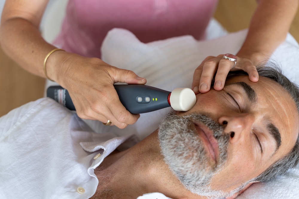 Ein Man wird mit dem Matrixmobil am Kiefer behandelt. Er sieht entspannt aus